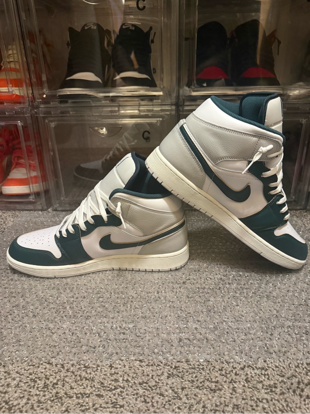 Jordan 1 Mid - Picture 2 of 6